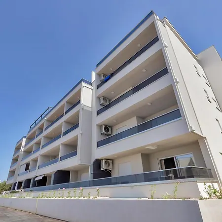 Il Mar - New With Garage *