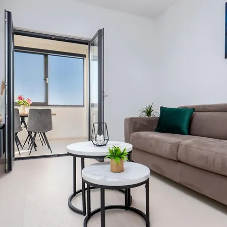 Il Mar - New With Garage