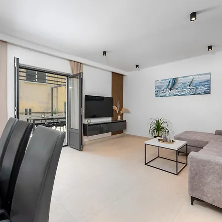 Il Mar - New With Garage *